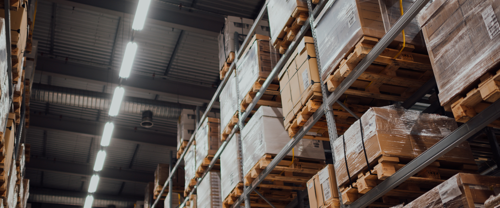 Stelling met restpartijen in het warehouse van opkoper Zerostock